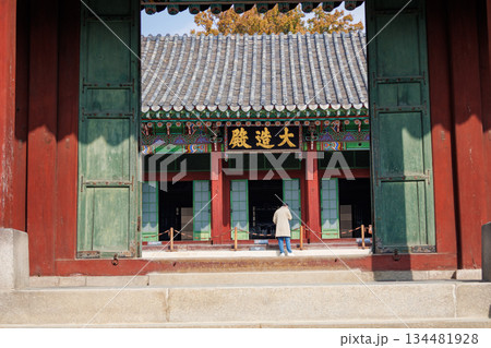 韓国の宮廷の秋の景色 134481928