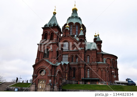 ヘルシンキ・ウスペンスキー大聖堂・赤レンガと黄金の十字架のロシア建築 ヘルシンキ・ウスペンスキー大聖堂・赤レンガと黄金の十字架のロシア建築 134482834