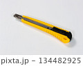 黄色のカッターナイフ 作業用カッター 工具 白背景 134482925