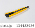 黄色のカッターナイフ 作業用カッター 工具 白背景 134482926