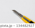 黄色のカッターナイフ 作業用カッター 工具 白背景 134482927