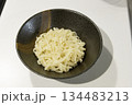 器に盛った茹でうどん 134483213