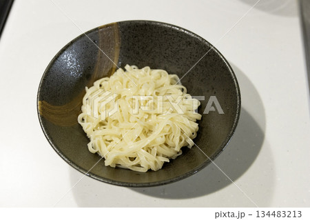 器に盛った茹でうどん 器に盛った茹でうどん 134483213