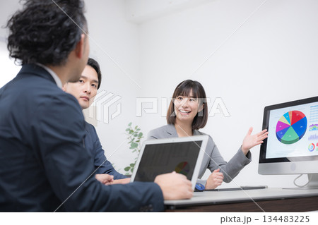 会議室でミーティングするビジネスマン 企画の説明をする女性 プレゼンで説明する 会議室でミーティングするビジネスマン 企画の説明をする女性 プレゼンで説明する 134483225