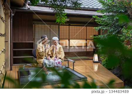 温泉 露天風呂 シニア夫婦 撮影協力:伊東緑涌 温泉 露天風呂 シニア夫婦 撮影協力:伊東緑涌 134483489