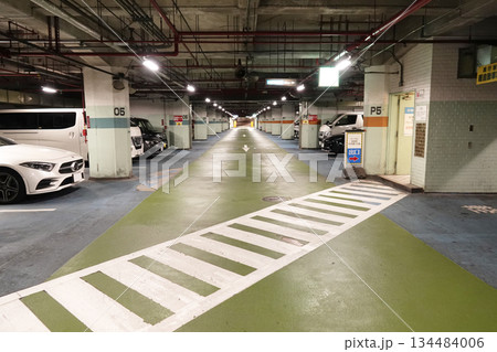 都市風景 公共施設の地下に設置された駐車場内部 都市風景 公共施設の地下に設置された駐車場内部 134484006