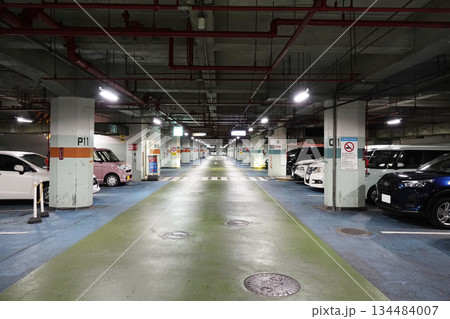 都市風景 公共施設の地下に設置された駐車場内部 都市風景 公共施設の地下に設置された駐車場内部 134484007