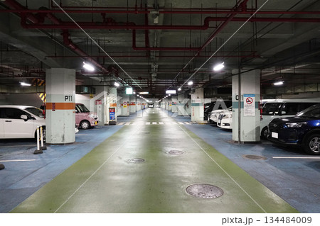 都市風景 公共施設の地下に設置された駐車場内部 都市風景 公共施設の地下に設置された駐車場内部 134484009