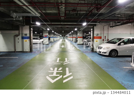 都市風景 公共施設の地下に設置された駐車場内部 都市風景 公共施設の地下に設置された駐車場内部 134484011