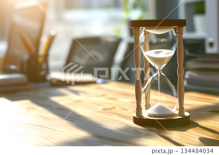 白い砂が落ちる砂時計のクローズアップ 134484034