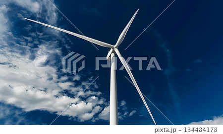 青空に回転する白い風力発電タービン 青空に回転する白い風力発電タービン 134484178