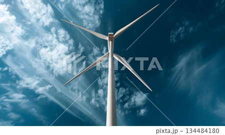 青空に回転する白い風力発電タービン 青空に回転する白い風力発電タービン 134484180