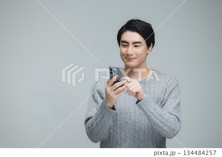 ニットを着た若い男性 134484257