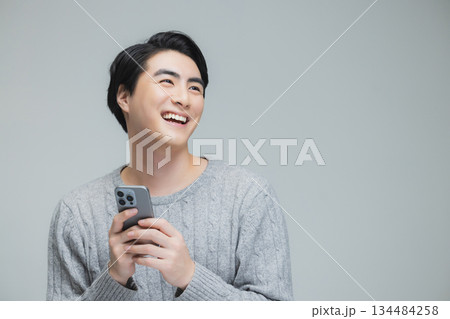 ニットを着た若い男性 134484258