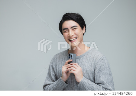 ニットを着た若い男性 ニットを着た若い男性 134484260