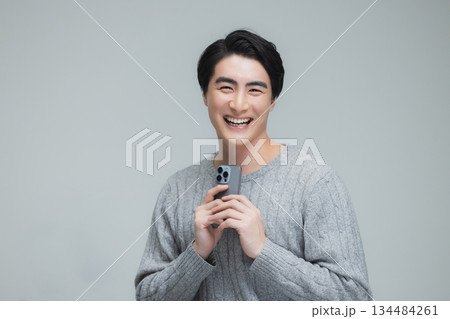 ニットを着た若い男性 134484261