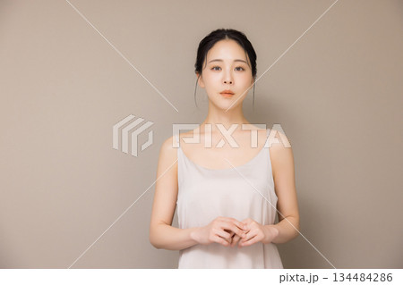 若い女性のビューティイメージ 若い女性のビューティイメージ 134484286