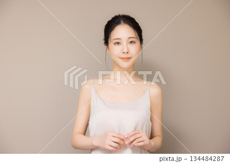 若い女性のビューティイメージ 若い女性のビューティイメージ 134484287