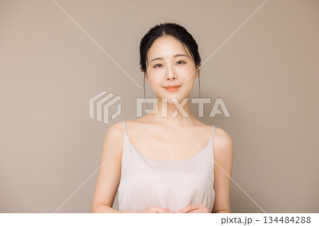 若い女性のビューティイメージ 134484288