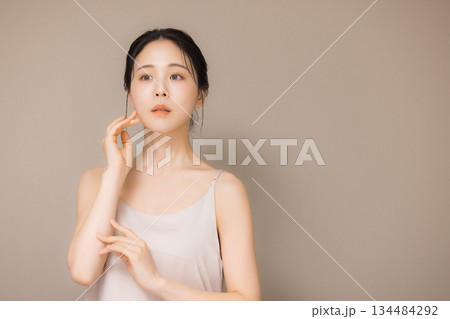若い女性のビューティイメージ　 134484292