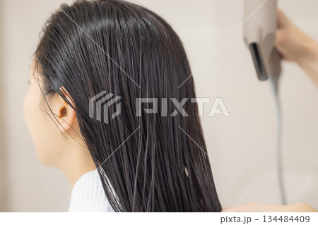 若い女性のビューティイメージ 134484409