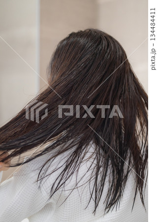 ドライヤーで髪の毛を乾かす若い女性 134484411