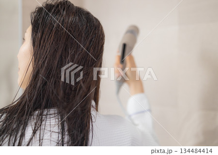 ドライヤーで髪の毛を乾かす若い女性 134484414