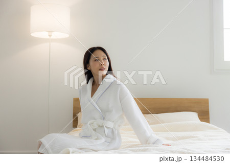 ベットでくつろぐ女性　　　  134484530