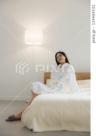 ベットでくつろぐ女性　　　  134484532