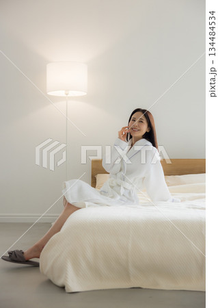 ベットでくつろぐ女性　　　  134484534