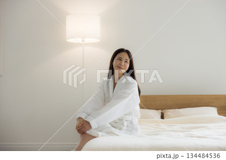 ベットでくつろぐ女性　　　  134484536