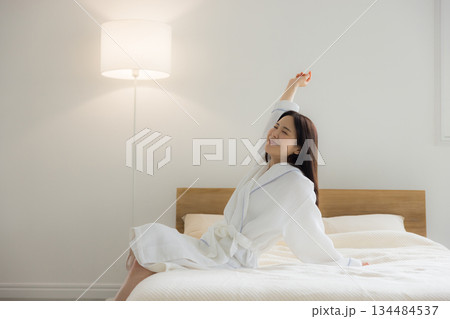 ベットでくつろぐ女性 ベットでくつろぐ女性 134484537
