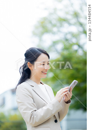 公園を歩くビジネスウーマン　 134484554