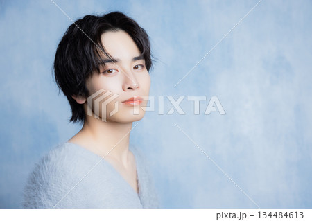 若い男性のポートレート　　　 134484613