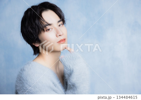 若い男性のポートレート　　　 134484615