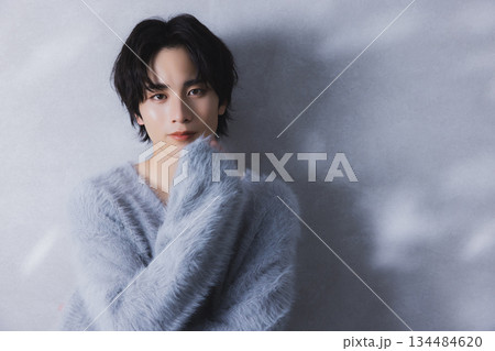 若い男性のポートレート　　　 134484620