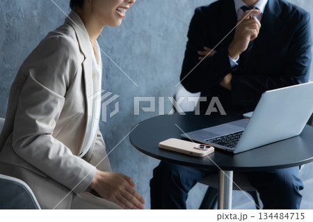 椅子に座るビジネスマン 椅子に座るビジネスマン 134484715