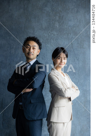 椅子に座るビジネスマン 134484716