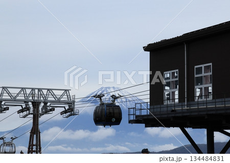 箱根大涌谷よりロープウェイ越しに望む富士山　神奈川県箱根町 134484831
