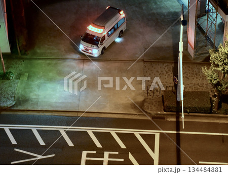 夜間、緊急出動する救急車 134484881