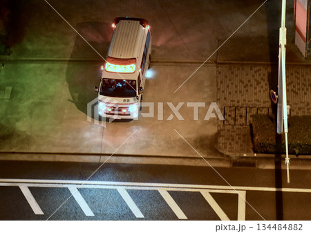 夜間、緊急出動する救急車 134484882