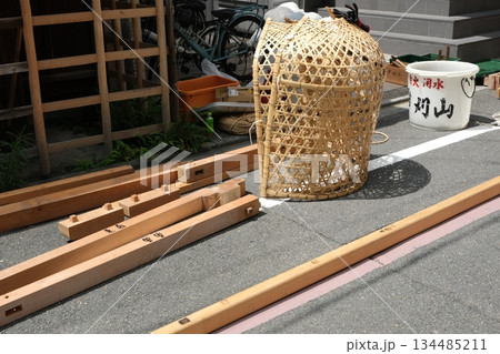 祇園祭蘆刈山の山鉾建て風景 134485211