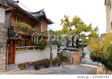 急坂の多い北村韓屋村の風景 急坂の多い北村韓屋村の風景 134485543