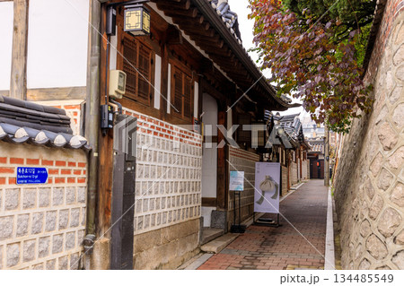 急坂の多い北村韓屋村の風景 急坂の多い北村韓屋村の風景 134485549