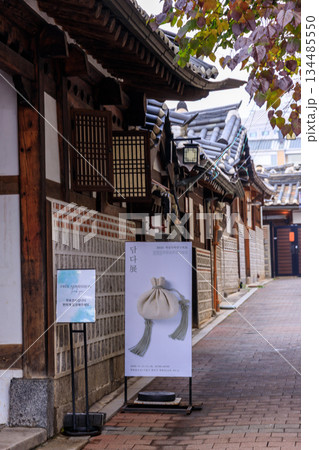 急坂の多い北村韓屋村の風景 134485550