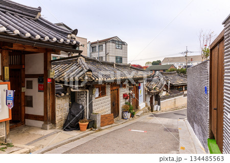 急坂の多い北村韓屋村の風景 急坂の多い北村韓屋村の風景 134485563