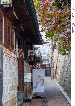 急坂の多い北村韓屋村の風景 急坂の多い北村韓屋村の風景 134485568