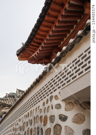 急坂の多い北村韓屋村の風景 134485574