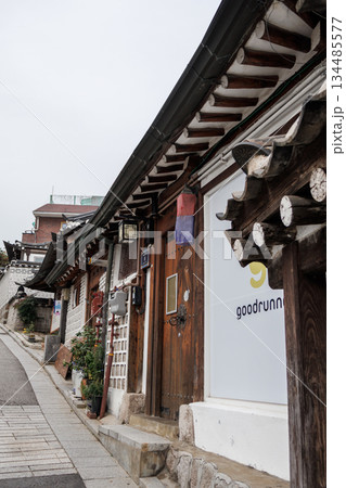 急坂の多い北村韓屋村の風景 急坂の多い北村韓屋村の風景 134485577