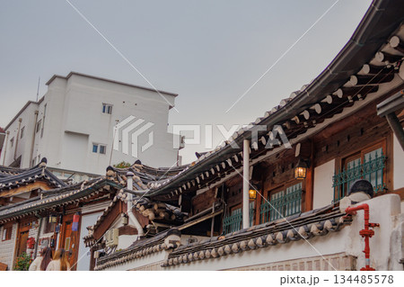 急坂の多い北村韓屋村の風景 急坂の多い北村韓屋村の風景 134485578